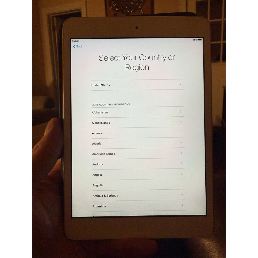 iPad Mini A1455 1 gen 2013 Excellent Shape Turns On white 16gb wifi no sim
